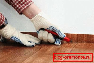 Порамнување материјал во близина на ѕидот