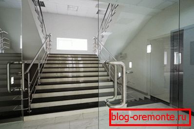 Стаклена нишалка во канцеларија лоби Стаклена нишалка во канцеларија лоби