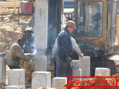 Процесот на градење на фондацијата е прикажан. Процесот на градење на фондацијата е прикажан.