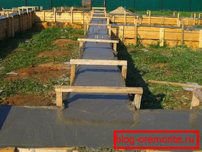 По фрлање, површината на основата треба да биде совршено мазна и ниво.