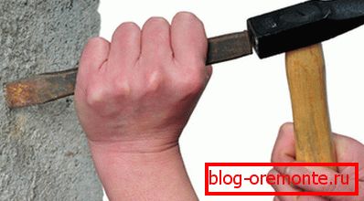Дури и едноставно длето и чекан може да се користи со порозен материјал. Дури и едноставно длето и чекан може да се користи со порозен материјал.