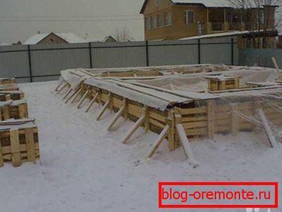 Кога работат во ладни сезони, додатоците се додаваат во составот кој ја зголемува точката на замрзнување на водата, но не се препорачува да се користи сол во такви решенија. Кога работат во ладни сезони, додатоците се додаваат во составот кој ја зголемува точката на замрзнување на водата, но не се препорачува да се користи сол во такви решенија.