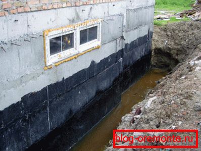 Причината за лекување на бетонските ѕидови со водоотпорна е очигледна. Причината за лекување на бетонските ѕидови со водоотпорна е очигледна.