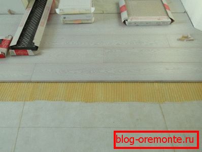 Лепење одбори до бетонскиот под Лепење одбори до бетонскиот под