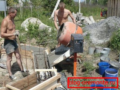 Употребата на бетонски миксери понекогаш го забрзува процесот. Употребата на бетонски миксери понекогаш го забрзува процесот.