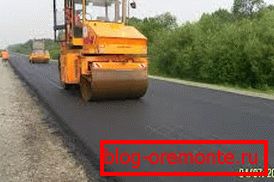 Процесот на изработка на тротоарите практично не се разликува од поставувањето патишта, иако не мора да вршат такви големи удари на површината. Процесот на изработка на тротоарите практично не се разликува од поставувањето патишта, иако не мора да вршат такви големи удари на површината.