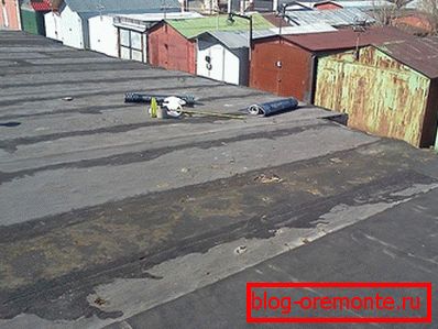 Ние го поправаме покривот на гаража со чувствителни покриви