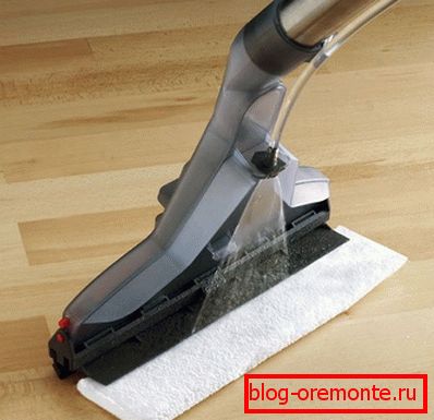 Четката треба веднаш да ја отстрани водата од ламинатот.