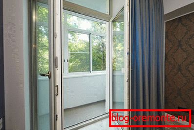 Штулповаја врата што води кон балконот
