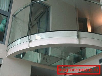 Стаклен кат на балконот