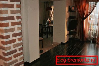 Темно ламинат во дневната област.