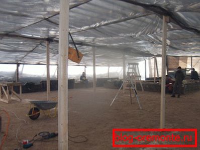 Teplyak може да биде конструирана од отпадни материјали, како крошна крошна, можете да користите црево или пластична фолија Teplyak може да биде конструирана од отпадни материјали, како крошна крошна, можете да користите црево или пластична фолија