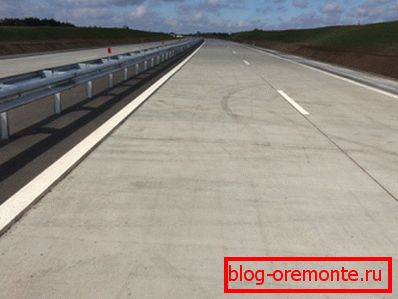 Цементниот бетон дава платно со светло сива боја, што е подобро видено во текот на ноќта.