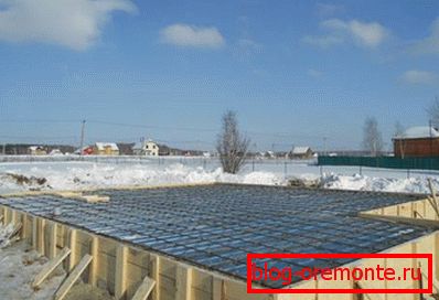 Поставувањето бетон на негативни температури без употреба на специјални технологии е забрането со градење на кодови. Поставувањето бетон на негативни температури без употреба на специјални технологии е забрането со градење на кодови.