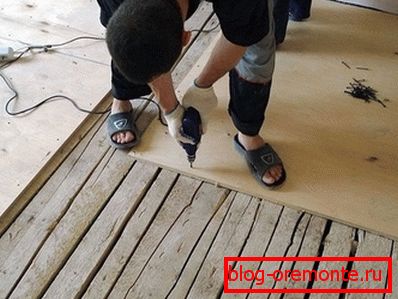Прицврстете ги лимјата на дрвениот под