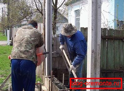 Инсталација на столбови со жлебови за бетонски плочи Инсталација на столбови со жлебови за бетонски плочи