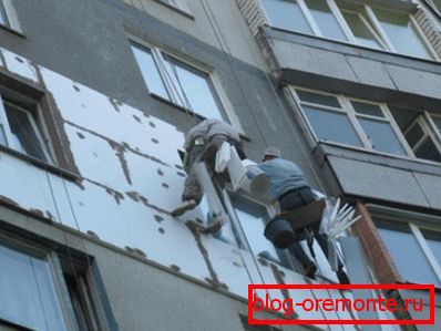 Затоплување на високоградбата станбена зграда со вклучување на индустриски планинари. Затоплување на високоградбата станбена зграда со вклучување на индустриски планинари.