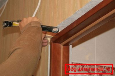 Ние возиме клин помеѓу кутијата и ѕидот Ние возиме клин помеѓу кутијата и ѕидот