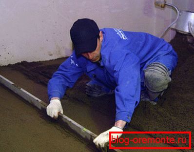Еве така бетонскиот под во бања е опремен со раце