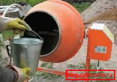Поставување на компоненти во бетонски миксер Поставување на компоненти во бетонски миксер