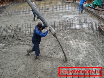 Истурање на бетон во монолитна конструкција Истурање на бетон во монолитна конструкција