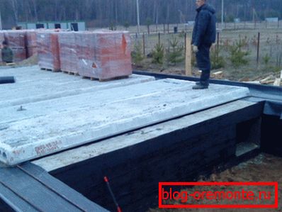 Засилени бетонски шупливи плочки како дел од темелите на идниот дом Засилени бетонски шупливи плочки како дел од темелите на идниот дом