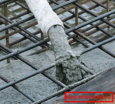 Течниот бетон се снабдува со посебна пумпа. Течниот бетон се снабдува со посебна пумпа.